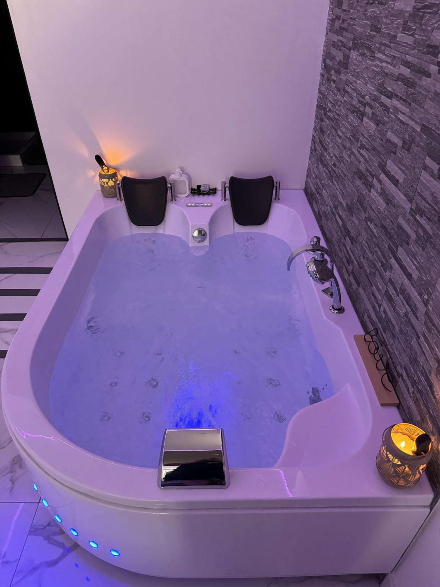 Suite Gold By L Amaryllis I Jacuzzi & Sauna Prive I Centre Beziers Arrivee Autonome Экстерьер фото